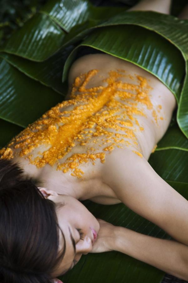 Hard Rock Hotel Goa Calangute Exterior foto A woman with turmeric applied to her back